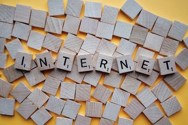 इंटरनेट पर निबंध हिंदी में | Essay on Internet in Hindi